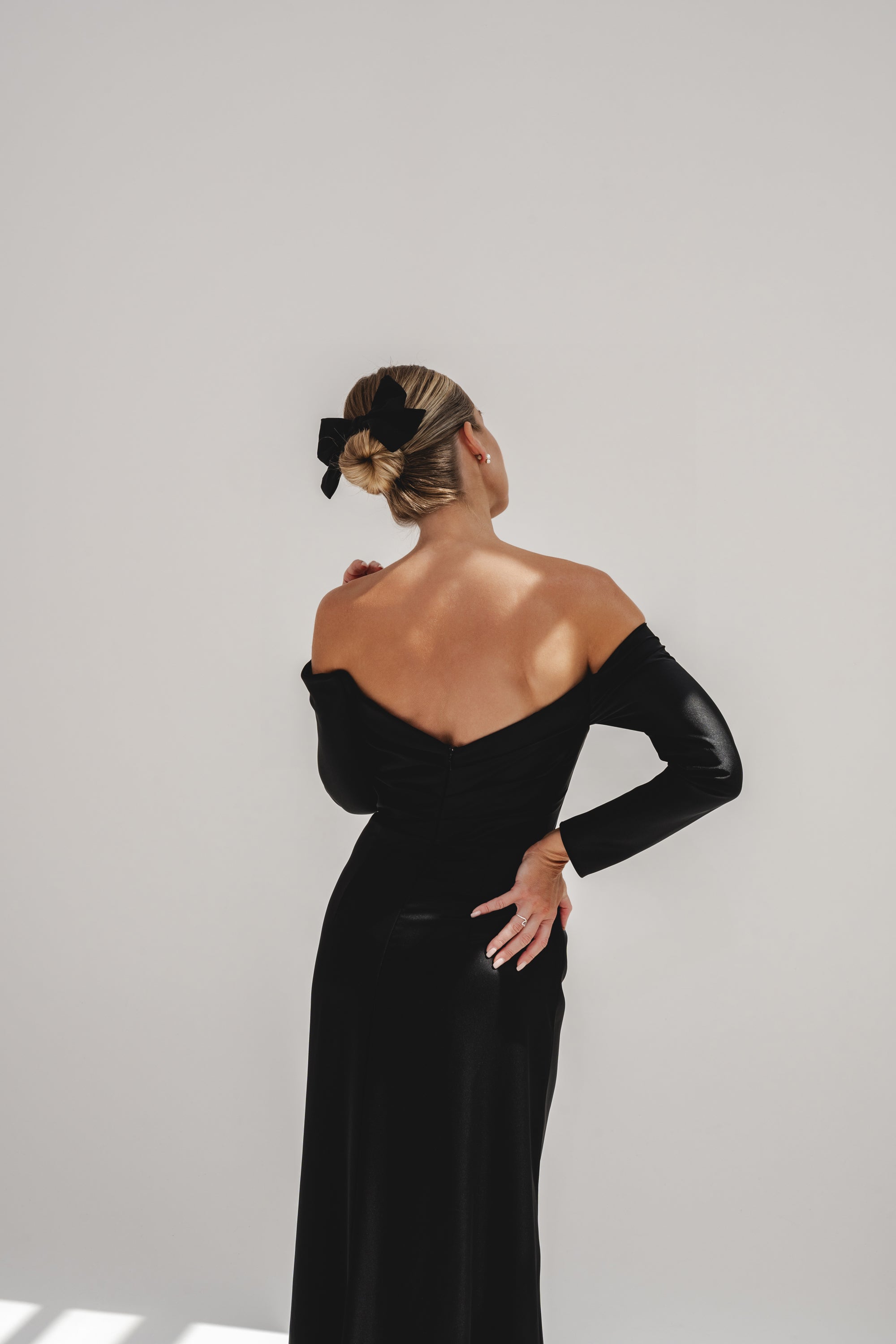 JETT IN BLACK | BLACK SATIN DRESS WITH LONG SLEEVES